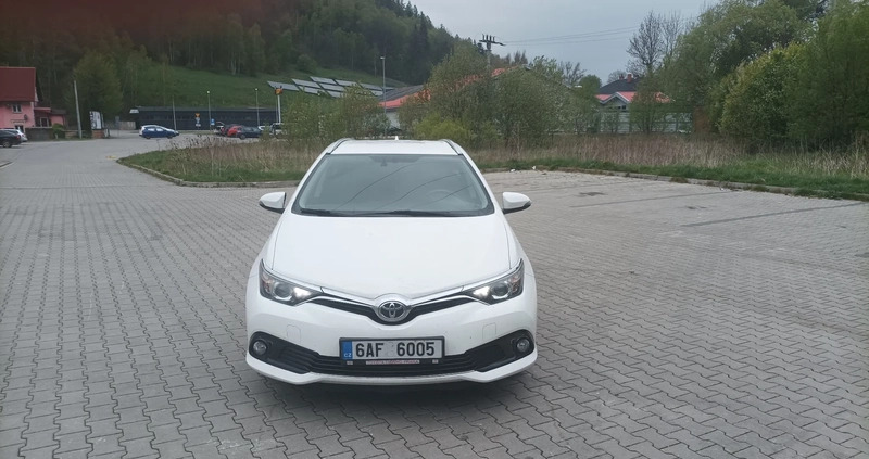 Toyota Auris cena 38990 przebieg: 190000, rok produkcji 2017 z Urzędów małe 121